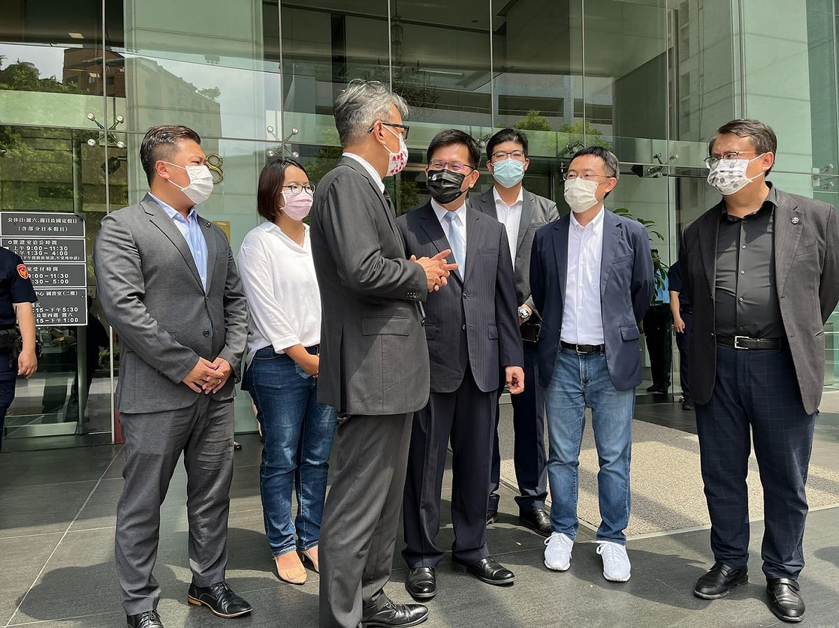 林佳龍 (中)若當選新北市長，將推動試辦凍卵補助；圖為林佳龍與新北市議員張志豪（左一）、議員參選人黃淑君（左二）及發言人李坤城（右二）合影。 圖：黃淑君提供
