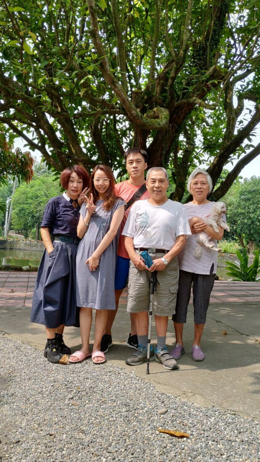徐振創（右二）與家人。 圖：板橋區公所提供