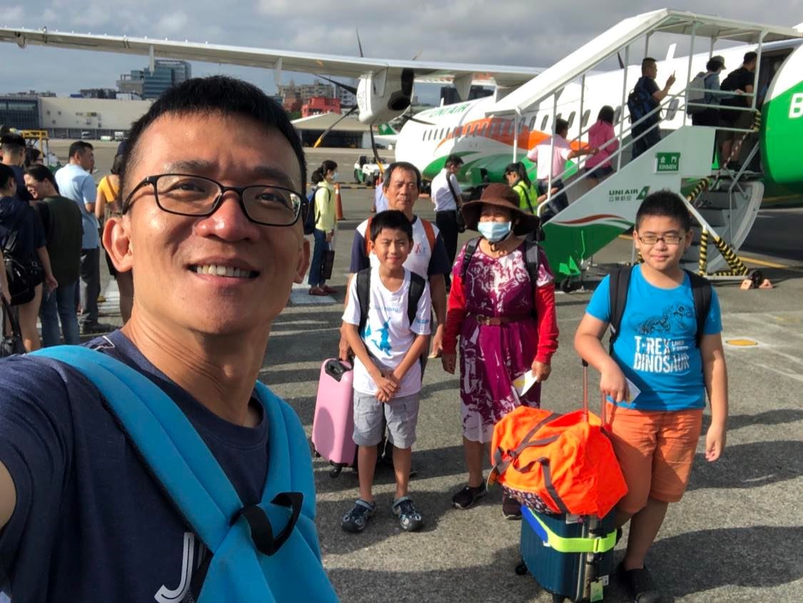 鄭正吉（中）與家人。 圖：板橋區公所提供