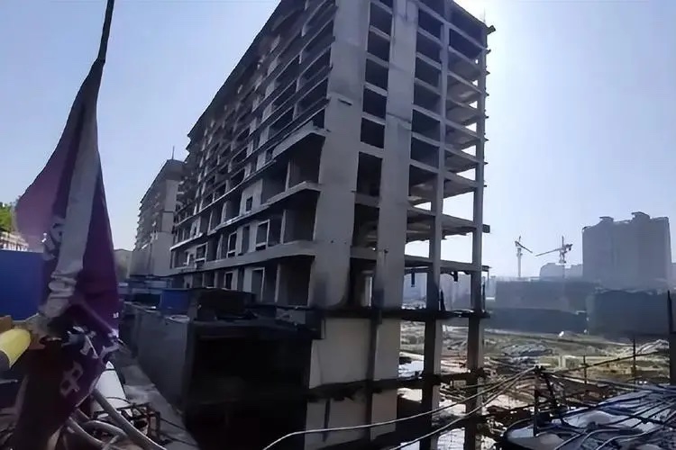 中國房市面臨「停債」危機，多處建案停工形成爛尾樓。