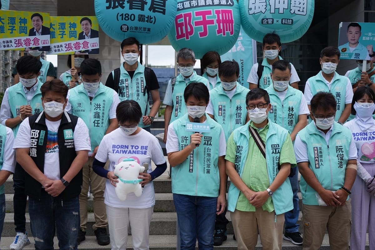與會者為蔡炳坤副市長祈禱。 台灣民眾黨/提供