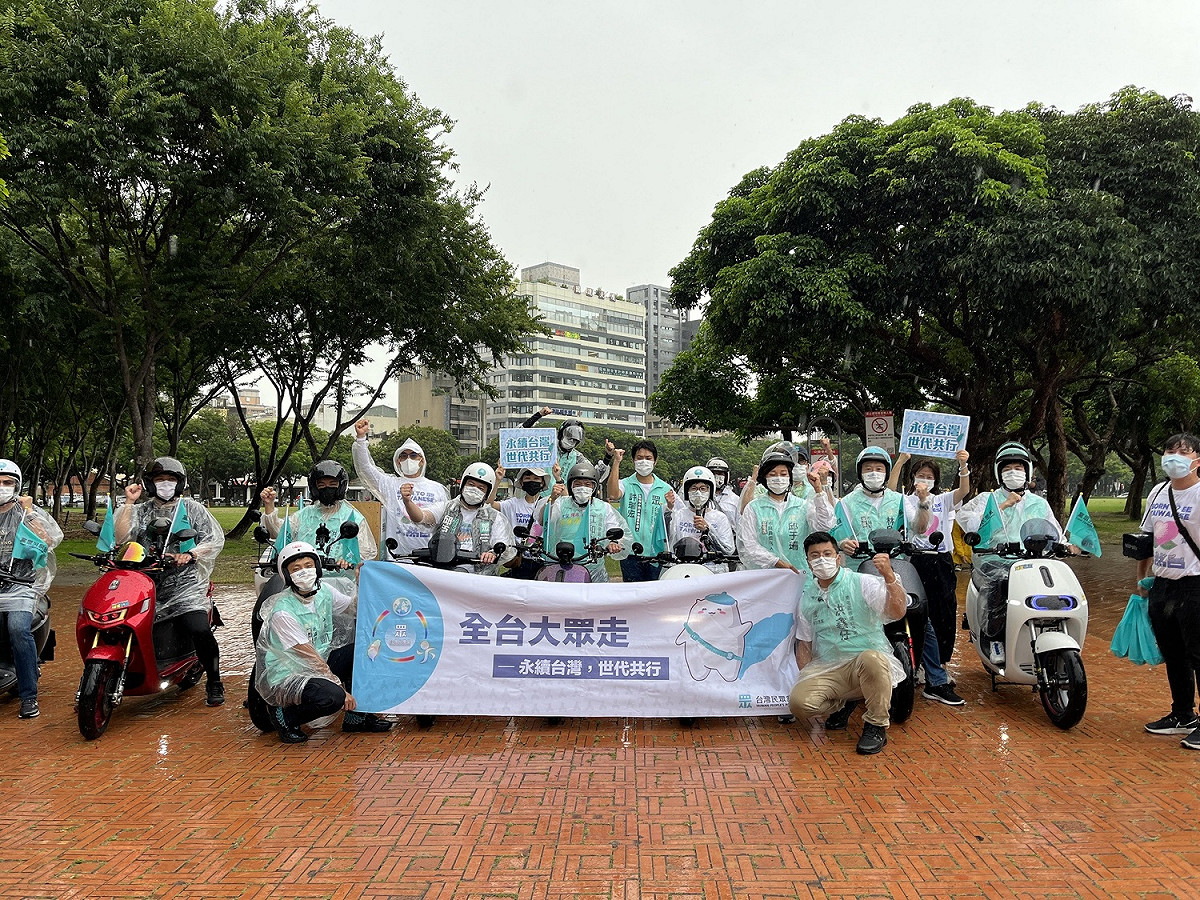 民眾黨大眾走的電動機車隊抵達市民廣場。 台灣民眾黨/提供
