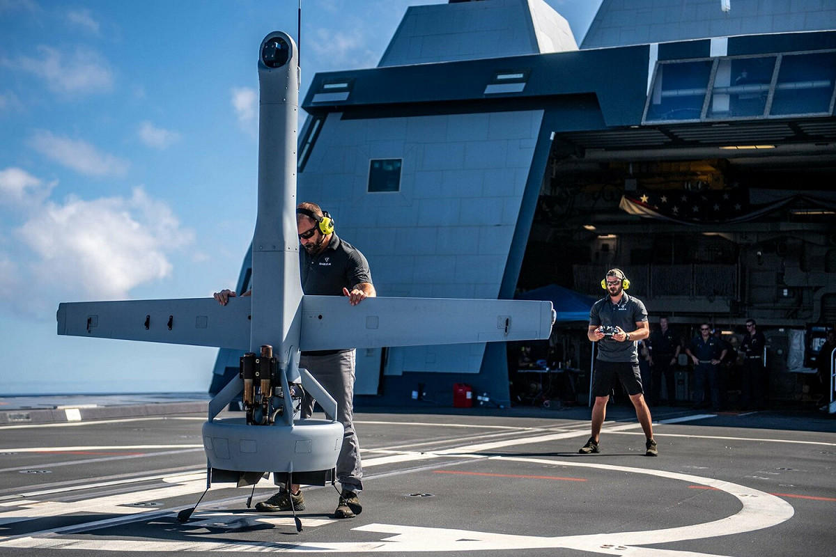 美國太平洋艦隊(U.S. Pacific Fleet)PO出美國人工智慧開發公司「Shield AI」在「朱瓦特級」驅逐艦(Zumwalt class destroyer)「麥可·孟蘇爾號(DDG-1001)」上進行可垂直起降(VTOL)的「V-BAT」無人機系統(UAS)的試飛與測試。 圖：翻攝U.S. Pacific Fleet臉書