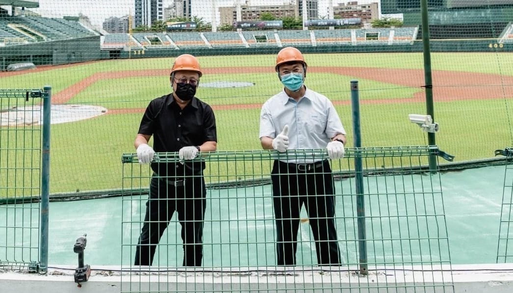 史哲(左)與侯尊堯拆除欄杆。 圖：翻攝史哲臉書