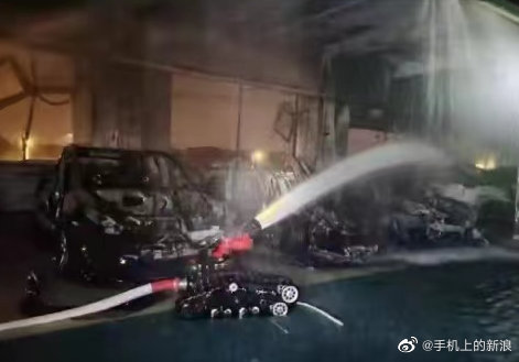 有中國網友表示，特斯拉（Tesla）位於江蘇省蘇州市蘇州工業園區的鈑噴中心傳出起火，造成多台車輛被燒毀。 圖：翻攝自微博