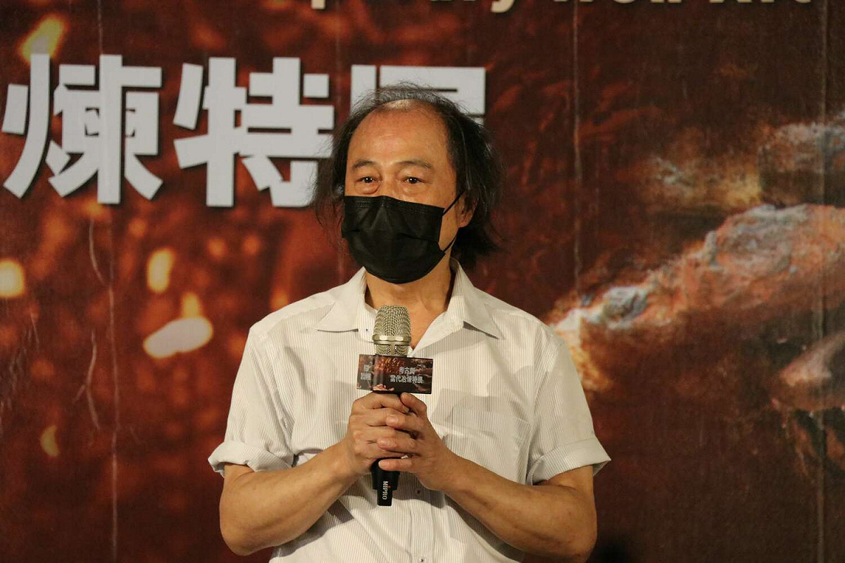 藝術家劉柏村闡述創作理念。 圖：十三行博物館提供