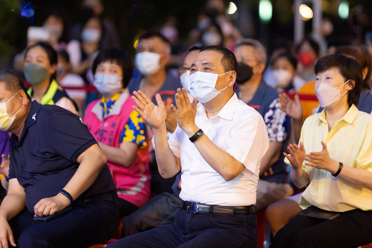 侯友宜欣賞來自嘉義的「嬉班子樂團」熱力演出。 圖：新北市新聞局提供