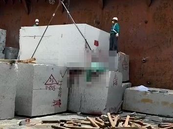 ▲疑因鋼索突然斷裂，導致夏姓工人被巨石砸中，當場死亡。 （圖／翻攝畫面）