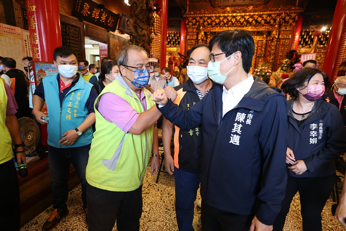 陳其邁(右二)與鼓壽宮主委蔡瑞彬擊肘。 圖：孫家銘翻攝