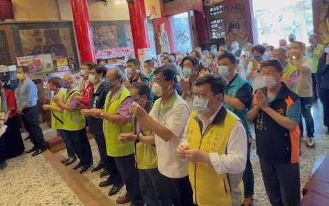 陳其邁至鼓壽宮參拜。 圖：孫家銘翻攝