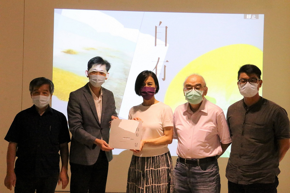 台南市文化局長葉澤山（左二）致贈自有景畫冊予新北市文化局副局長于玟（中），與楊明迭（左一）、陳志良（右二）以及策展人許遠達（右一）一同合影。 圖：新北市文化局提供