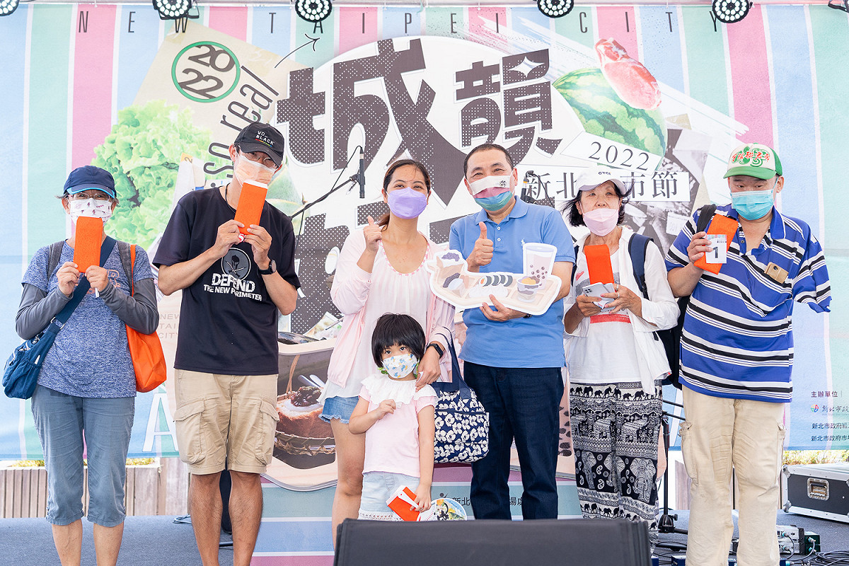 侯友宜出席新北好市節，親抽5位幸運民眾獲得千元買菜金，現場集結新北各區市場美食、好物並推出多樣好康活動，歡迎大家到場體驗。 圖：新北市市場處提供