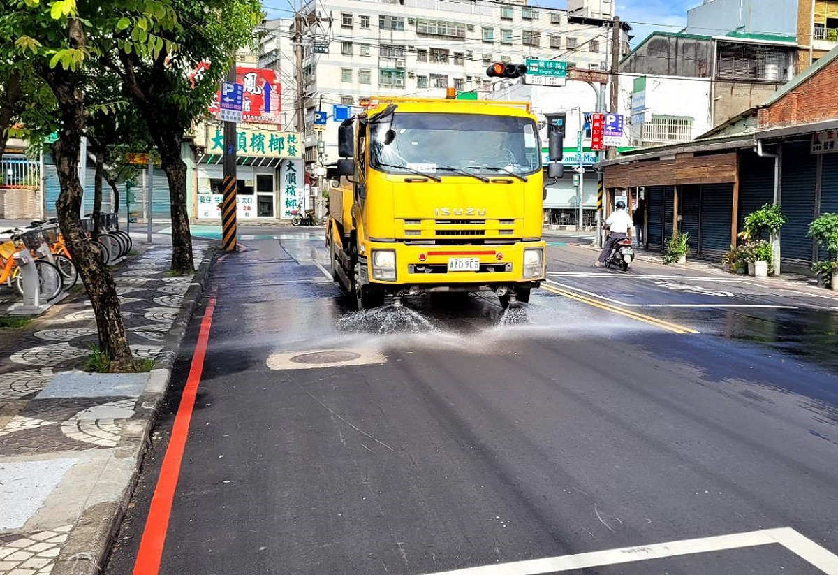 環保局出動洗街車在鶯歌區高溫路面進行灑水情形。 圖：新北市消防局提供