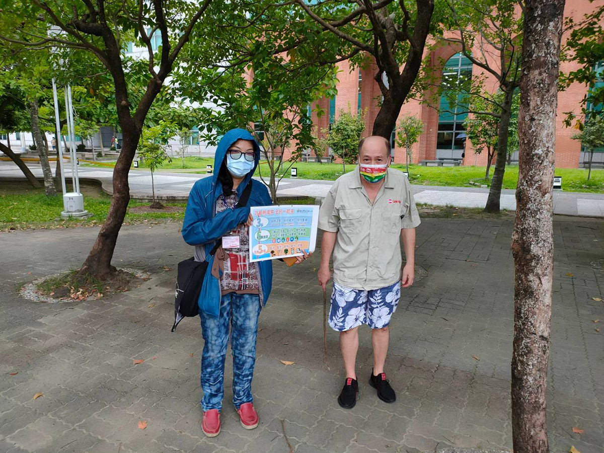 公所人員至四號公園宣導民眾防熱3保5措施保持警覺。 圖：新北市消防局提供