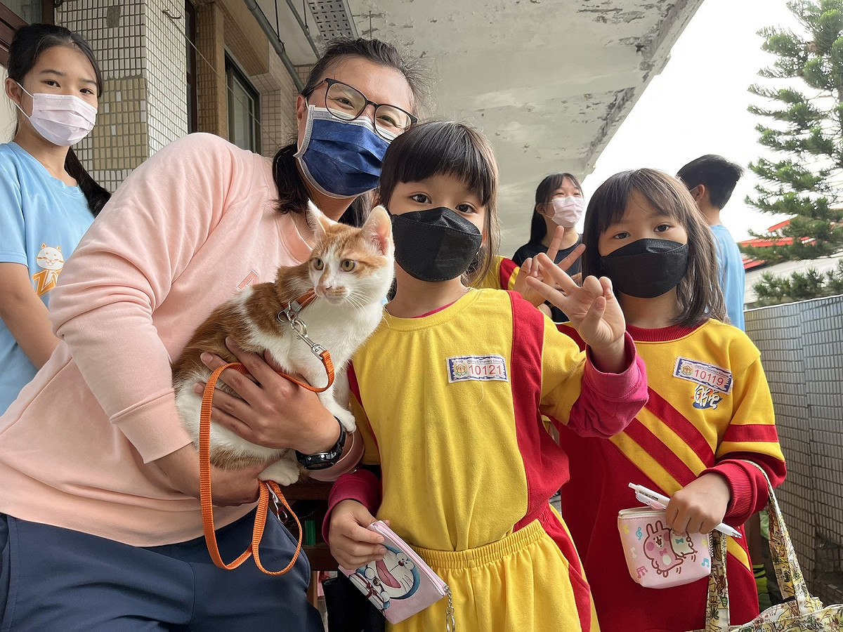 「桃皂」個性溫和與學童們相處融洽，同學下課時都會找牠玩耍。 圖：新北市動保處提供