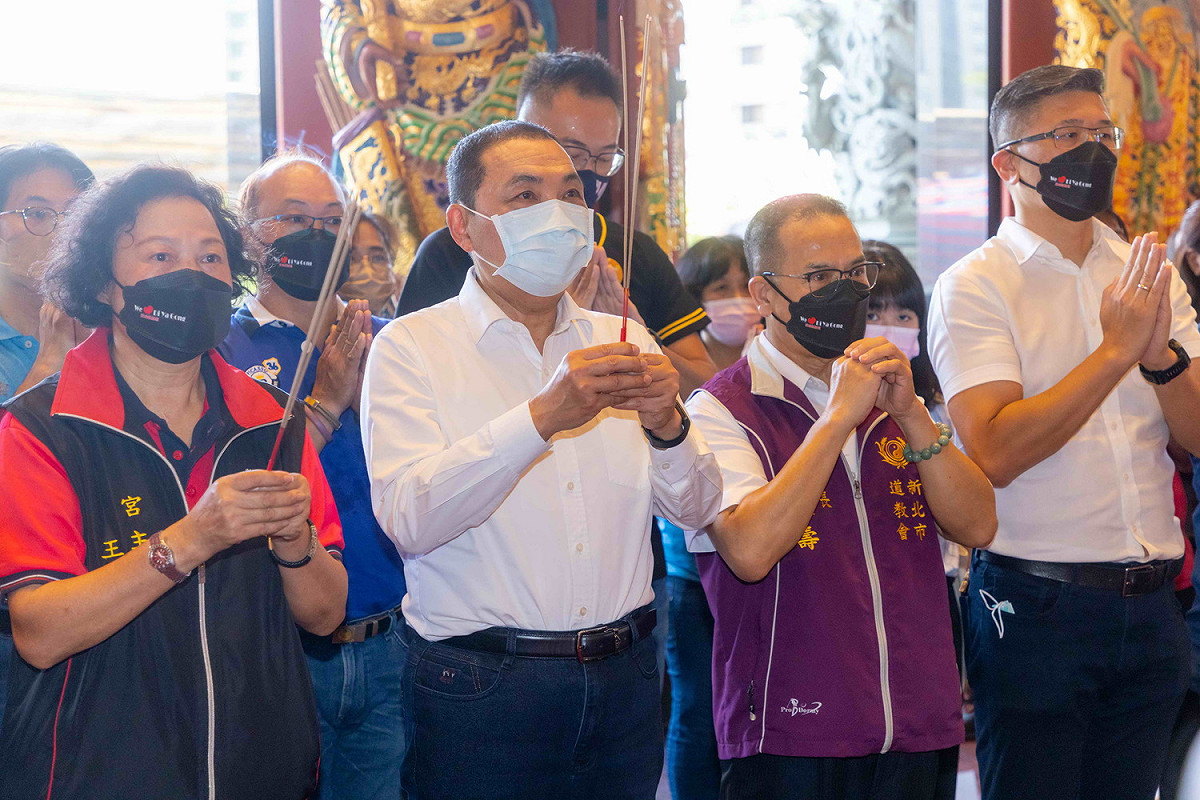 觀世音菩薩得道紀念侯友宜至五股賀聖宮祝賀祈福。 圖：新北市新聞局提供