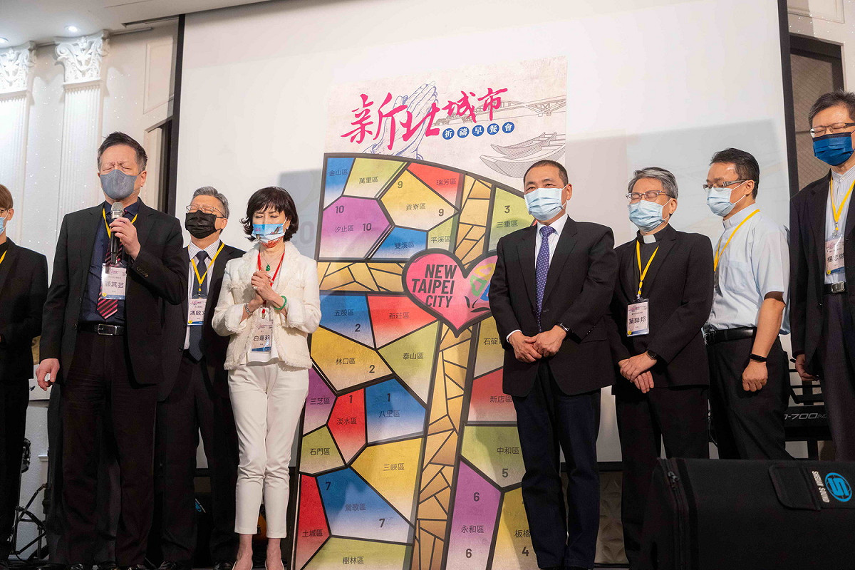2022年新北城巿祈禱早餐會，侯友宜與眾牧師一同為國家、城市築壇獻祭禱告。 圖：新北市新聞局提供