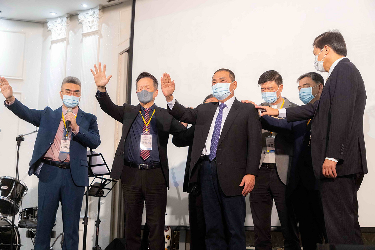 侯友宜參加2022年新北城巿祈禱早餐會，上台接受執政掌權者守望禱告。 圖：新北市新聞局提供