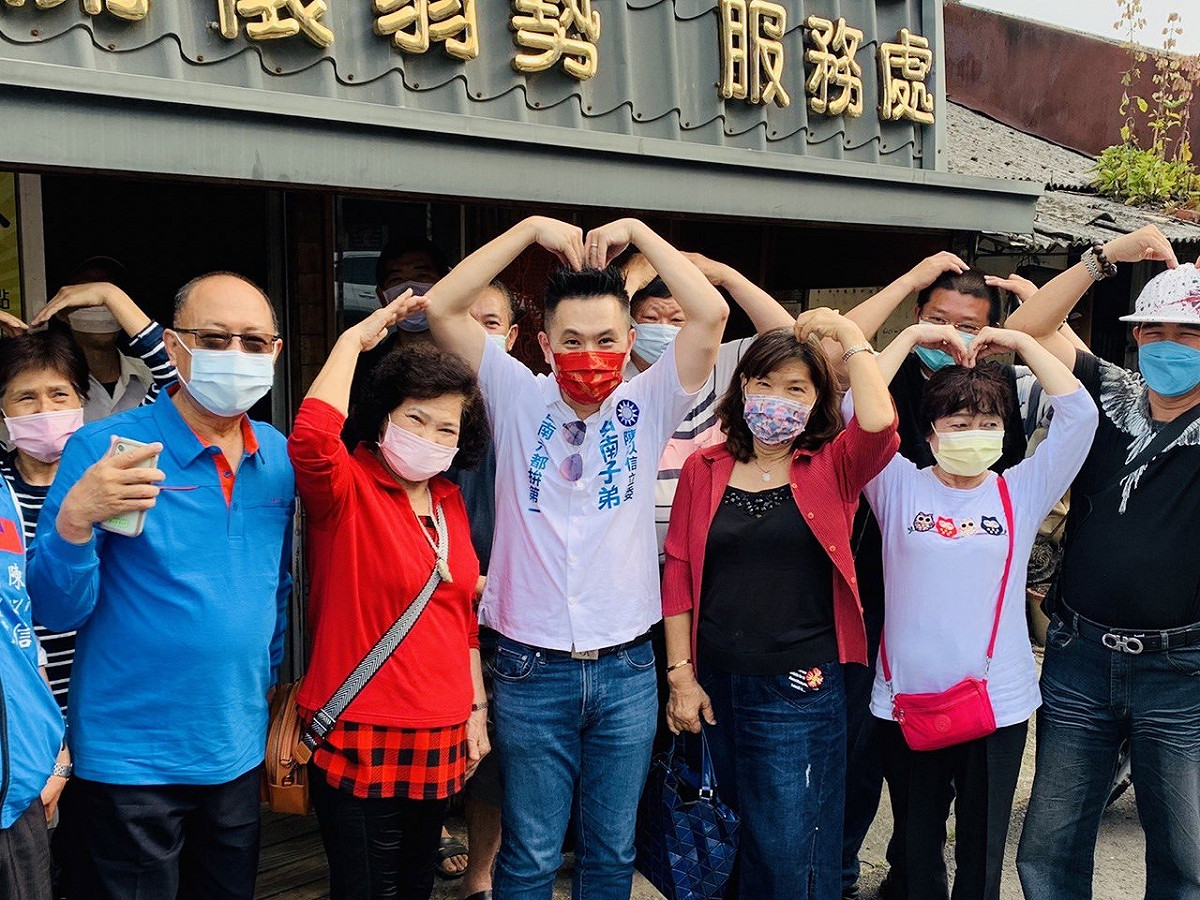 立法委員陳以信與台南鄉親合影。 圖 : 陳以信 / 提供