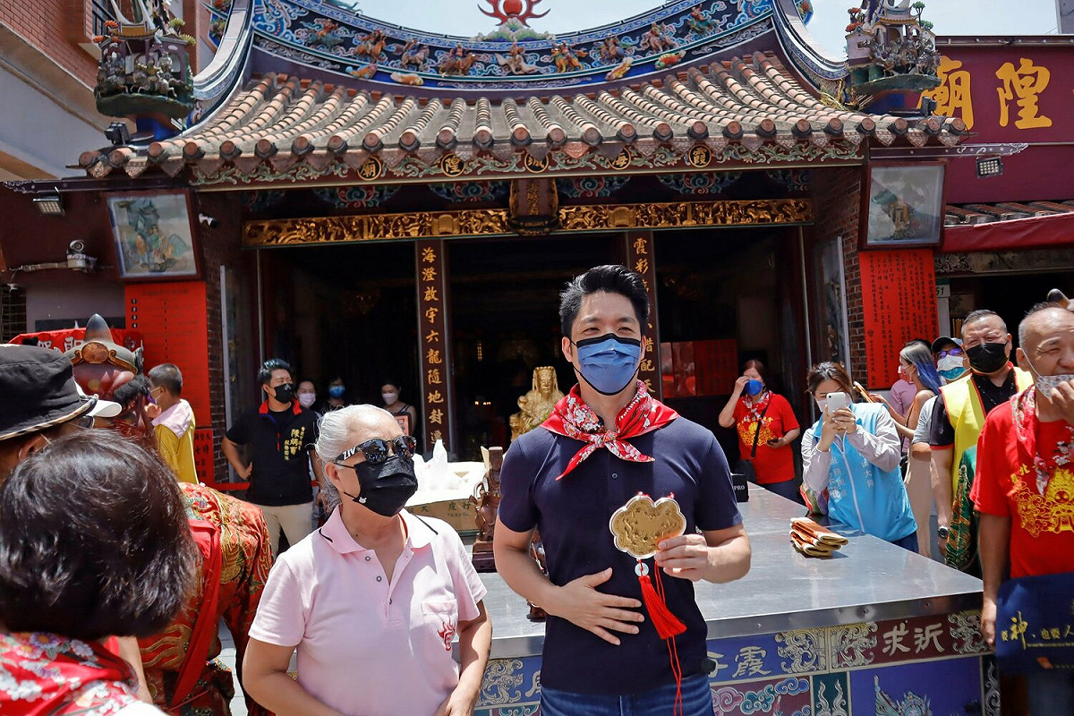 蔣萬安 17 日出席「恭迎台北安西媽祖會口罩媽祖駐駕吉慶」儀式，面對媒體聯訪，他呼籲中央、地方勿踢皮球，儘速解決松湖、玉成等變電所案的問題。 圖：擷自蔣萬安臉書（資料照）
