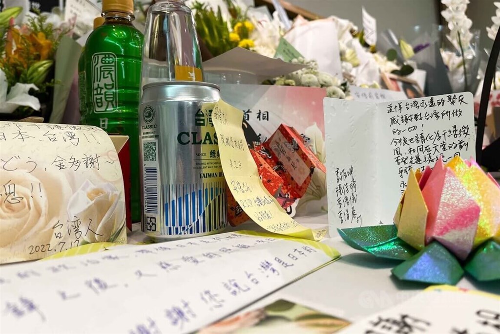 台灣民眾特別在追思會場放置台灣啤酒，盼安倍安息。 圖：中央社