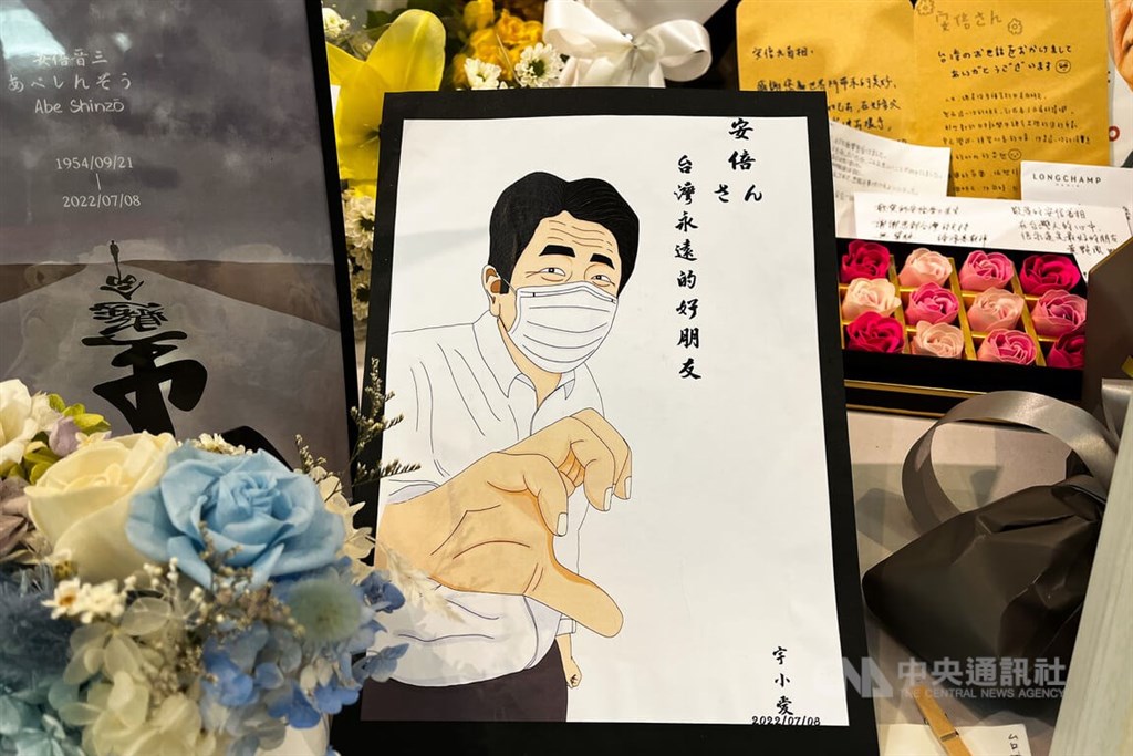 有民眾繪製安倍戴口罩的模樣，感謝安倍力挺台灣。 圖：中央社