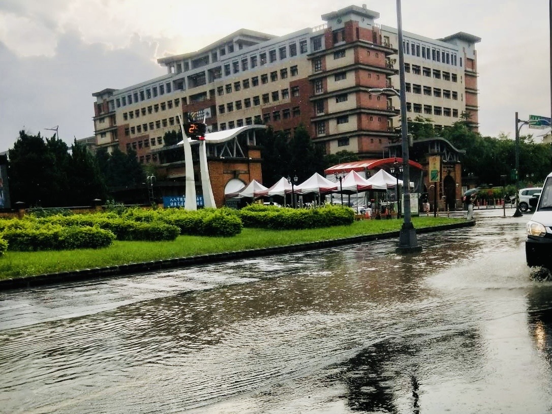 110年8月20日下雨大學路積水情形。 圖：新北市水利局/提供（資料照）