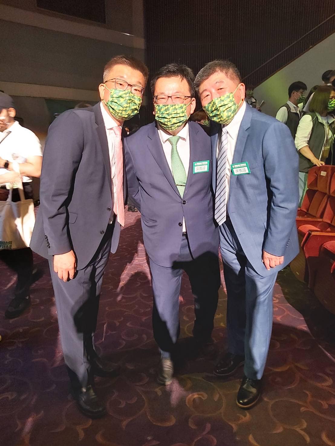 民進黨全代會上，台中市長參選人蔡其昌（左起）抓嘉義市長參選人李俊俋、台北市長陳時中合照，笑稱要組「小眼睛陣線」。 圖：翻攝自蔡其昌臉書