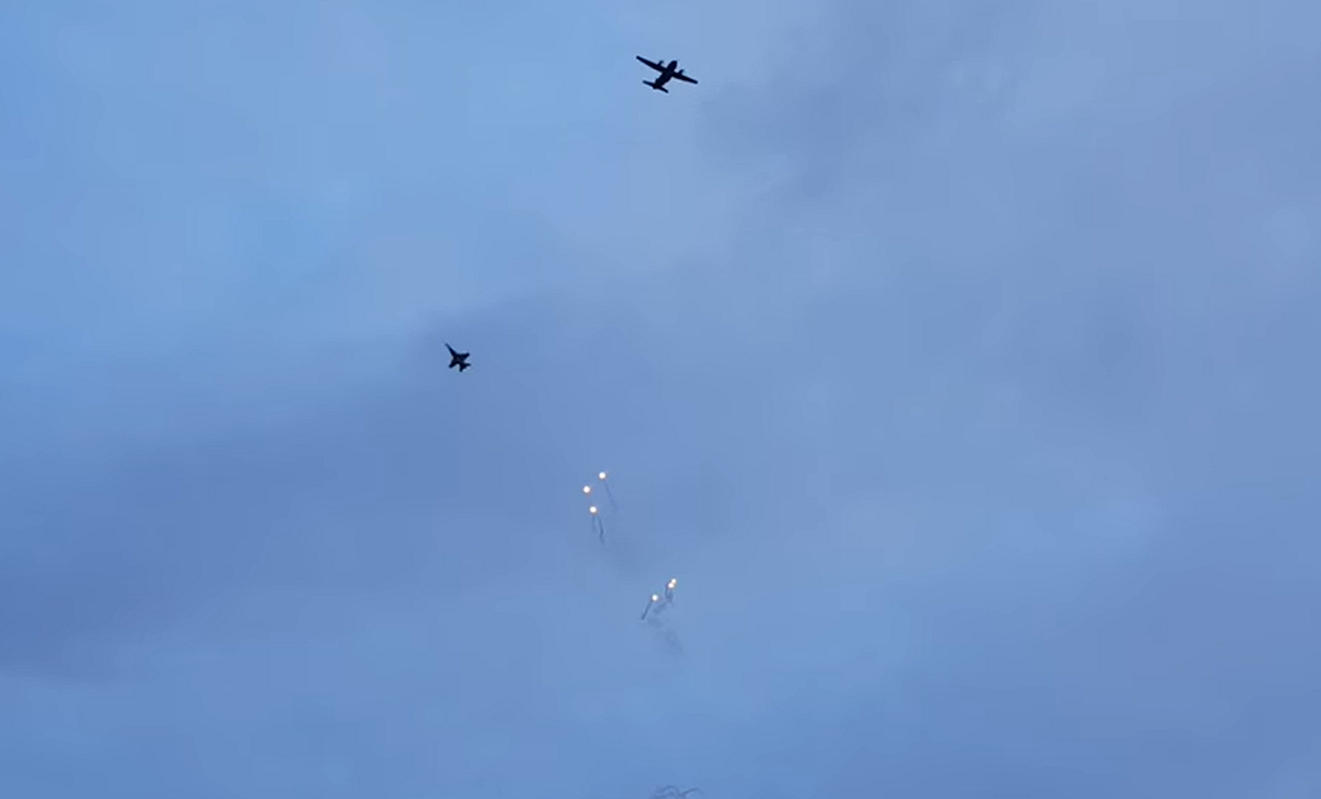 立陶宛上空突然有戰鬥機盤旋，嚇壞民眾。 圖: 翻攝自立陶宛民眾 BĮ Klaipėdos paplūdimiai 臉書