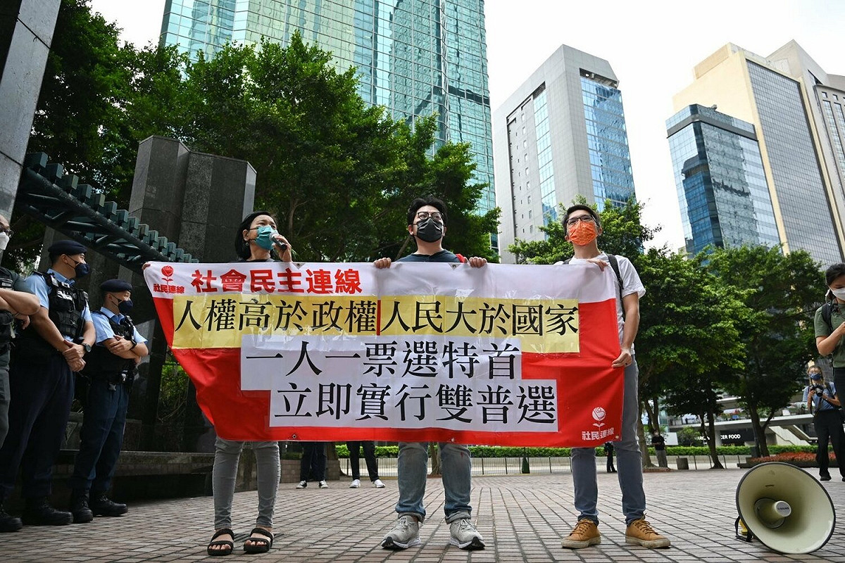 社會民主連線表示，在強大壓力下，被迫刪除被指涉嫌違反港區國安法的網上貼文。（圖為今年5月8日舉行「人權高於政權 人民大於國家 一人一票選特首 立即實行雙普選」活動。 圖：取自社會民主連線（資料照）