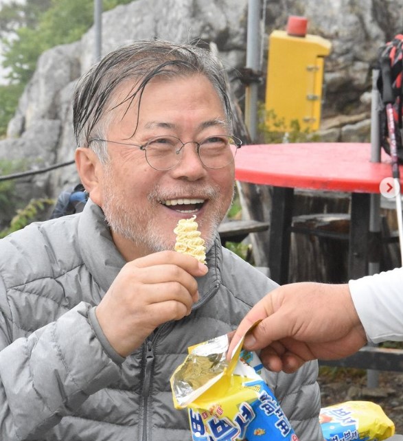 文在寅卸任後一改嚴肅形象，留著鬍子成緗間大叔。 圖:翻攝自文在寅IG