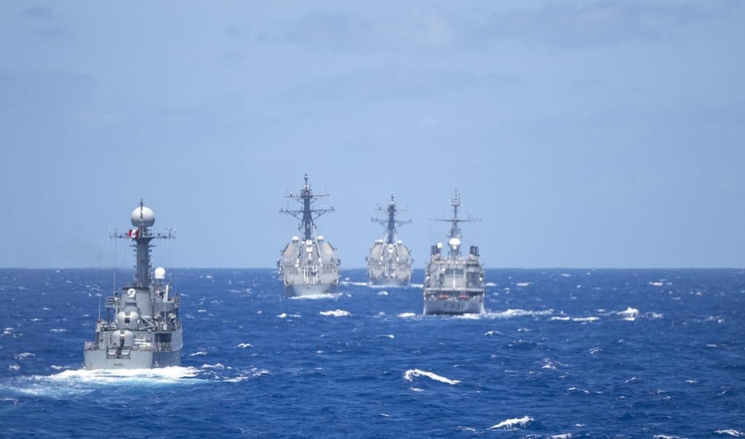 7月13日「2022年環太平洋軍演」(RIMPAC 2022)船舶機動演習，由左至右分別為秘魯、美國、美國、法國軍艦。 圖：翻攝US Coast Guard