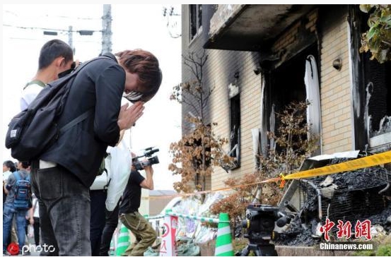 「京都動畫」、動漫迷暱稱「京阿尼」的36 死縱火案發生後，許多民眾到現場致哀。 圖 : 翻攝自中新網