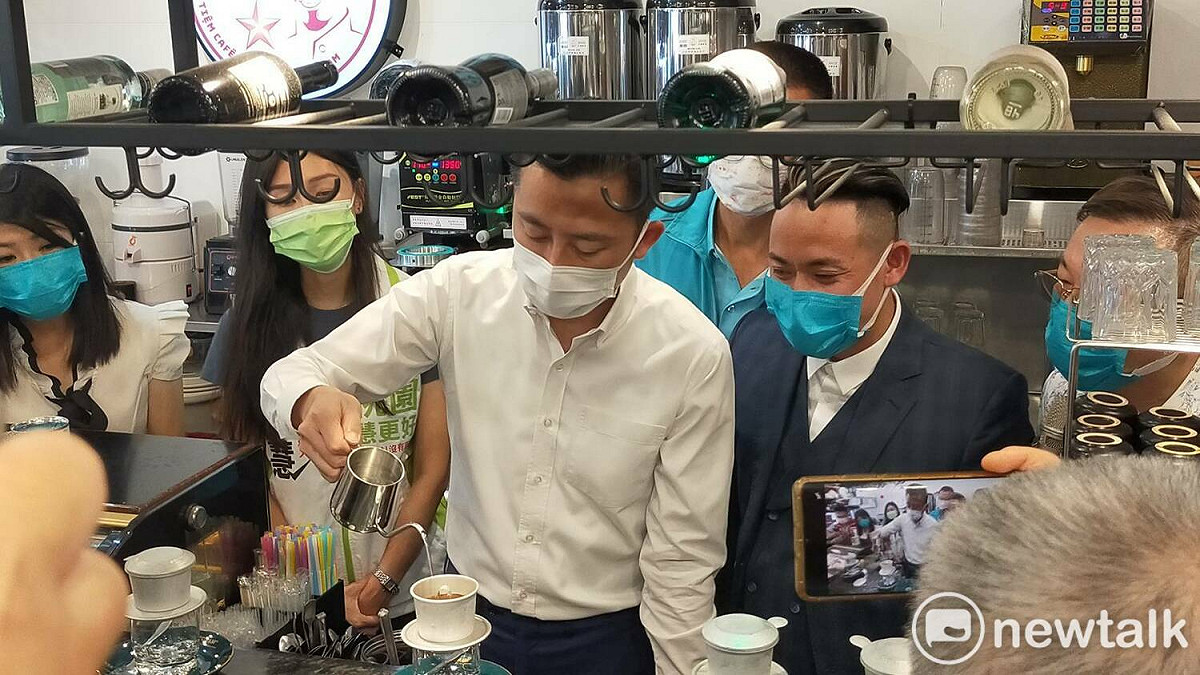 林智堅學習製作越南咖啡。 圖：林昀真/攝