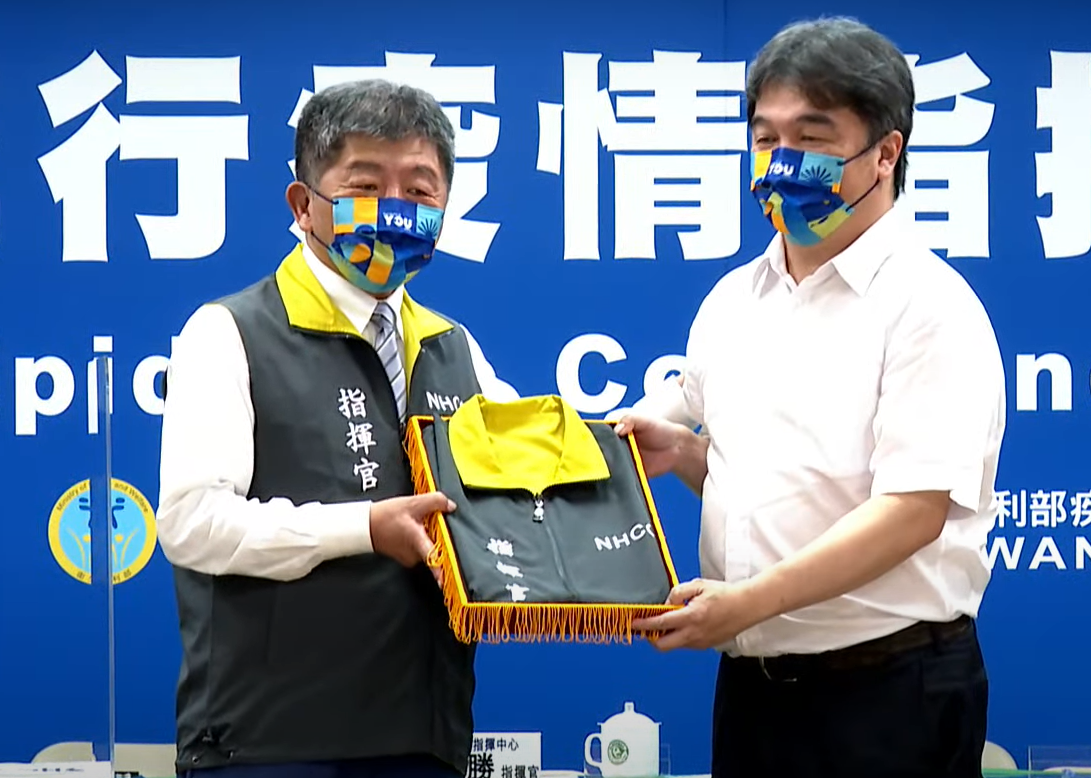 中央流行疫情指揮中心指揮官一職，昨(18)日由王必勝正式接手，但他新官上任便被不斷被追問過去不倫戀事件。 圖：翻攝自中央流行疫情指揮中心直播畫面