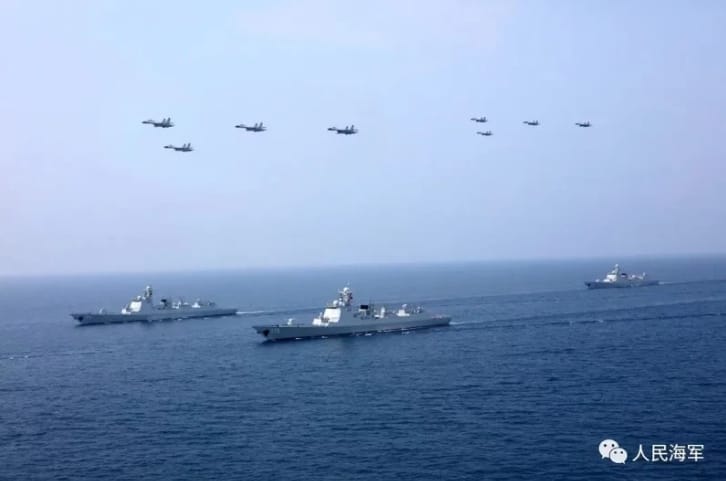中國解放軍戰機與戰艦編隊。 圖：翻攝自人民海軍（資料照）