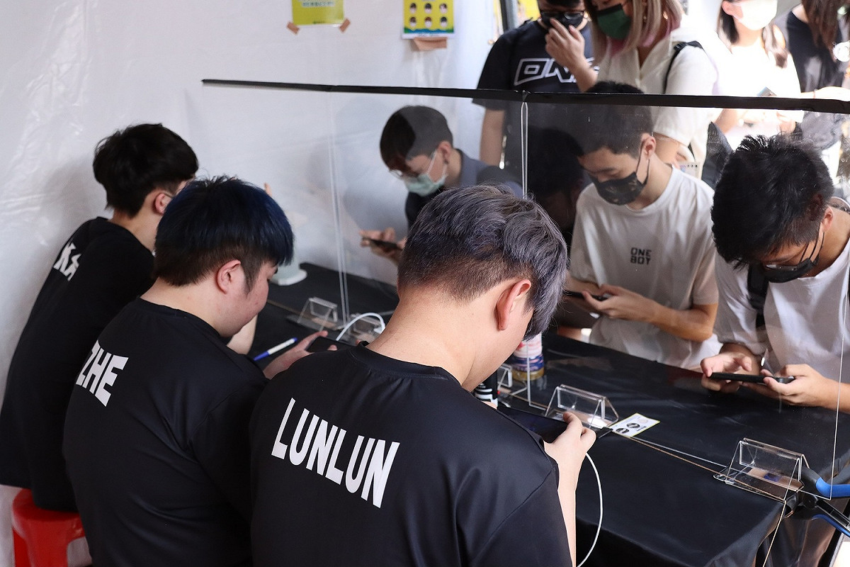 ONE Team選手與粉絲現場進行1v1傳說對決單挑活動 圖：西瓜皮育樂/提供