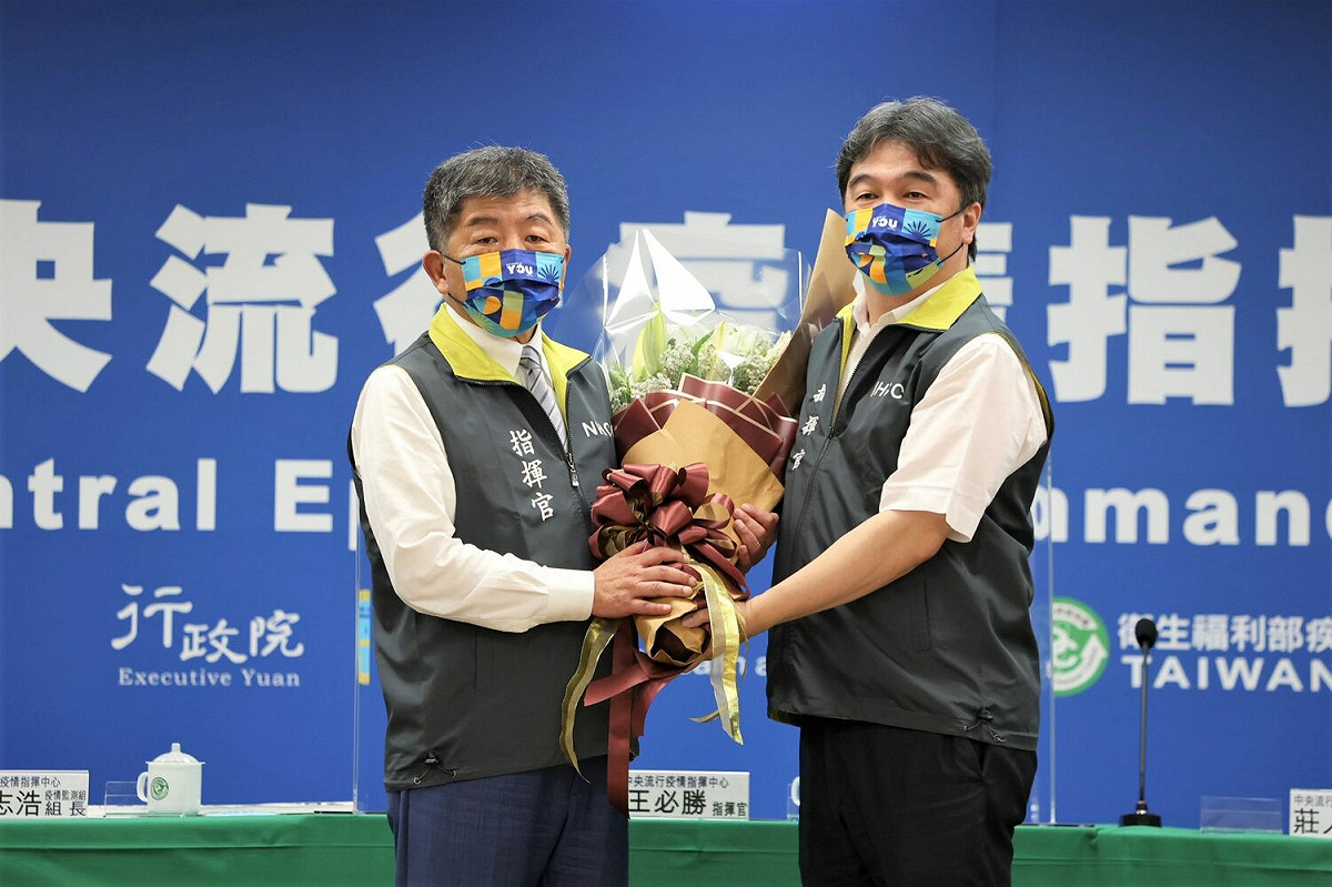 台北市長候選人陳時中（左）與衛福部長王必勝。 圖：中央流行疫情指揮中心提供