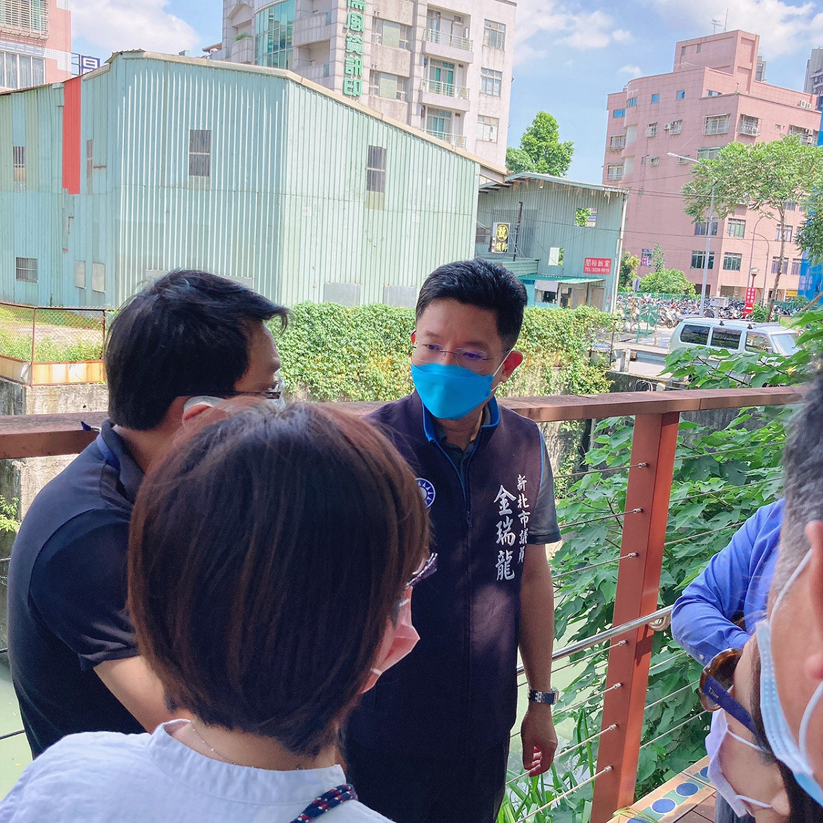 金瑞龍說，他本來就十分關注中原溝的問題，此次議會期間有向市府提案加強監測廢水排放及改善臭味，並於日前邀集環保局、水利局及里辦公室等相關單位，於中原溝旁木棧道辦理會勘，共同研商改善辦法。 圖：金瑞龍辦公室提供