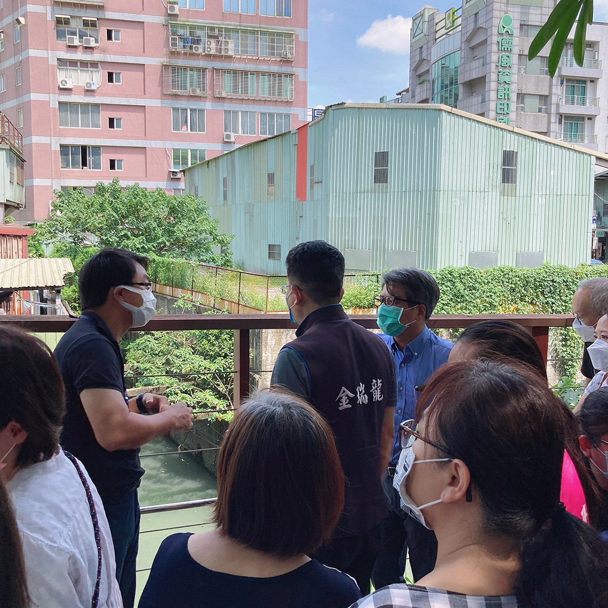 金瑞龍指出，會勘後決議，他要求環保局及水利局研擬改善中原溝水質相關辦法及配套措施，並盡速提出報告及實施。 圖：金瑞龍辦公室提供