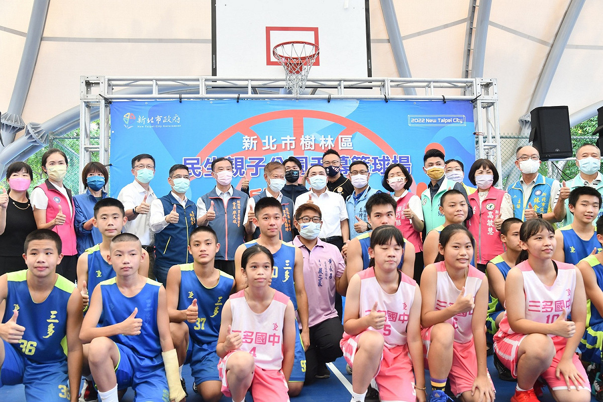 侯友宜與三多國中籃球隊合影。 圖：新北市體育處提供