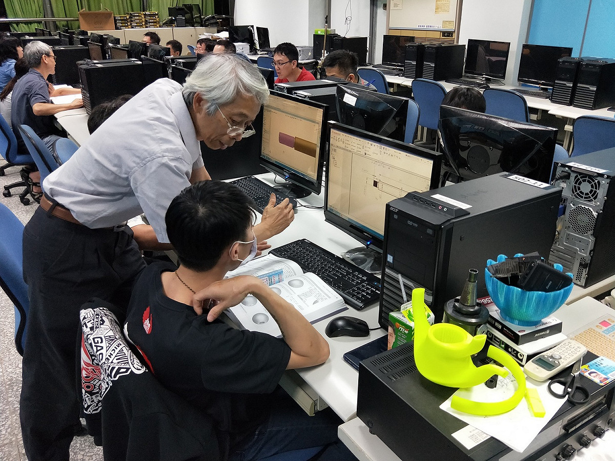 勞工大學製圖課上課情形。 圖：新北市勞工局提供