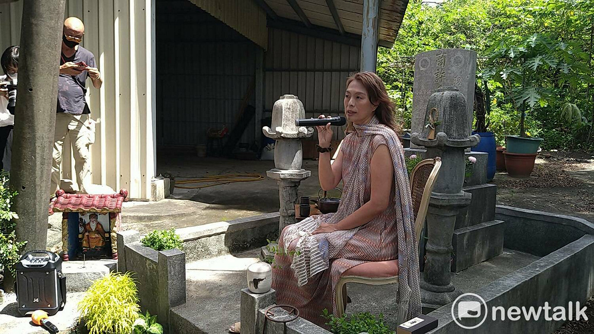 台南市228受難者遺族、商滿生紀念館執行長商毓芳在南山公墓商府墓園宣布參選台南市長，提出保留南山公墓做為「台南美術館本館」及停建南市紅線捷運等政見， 圖：黃博郎／攝（資料照片）
