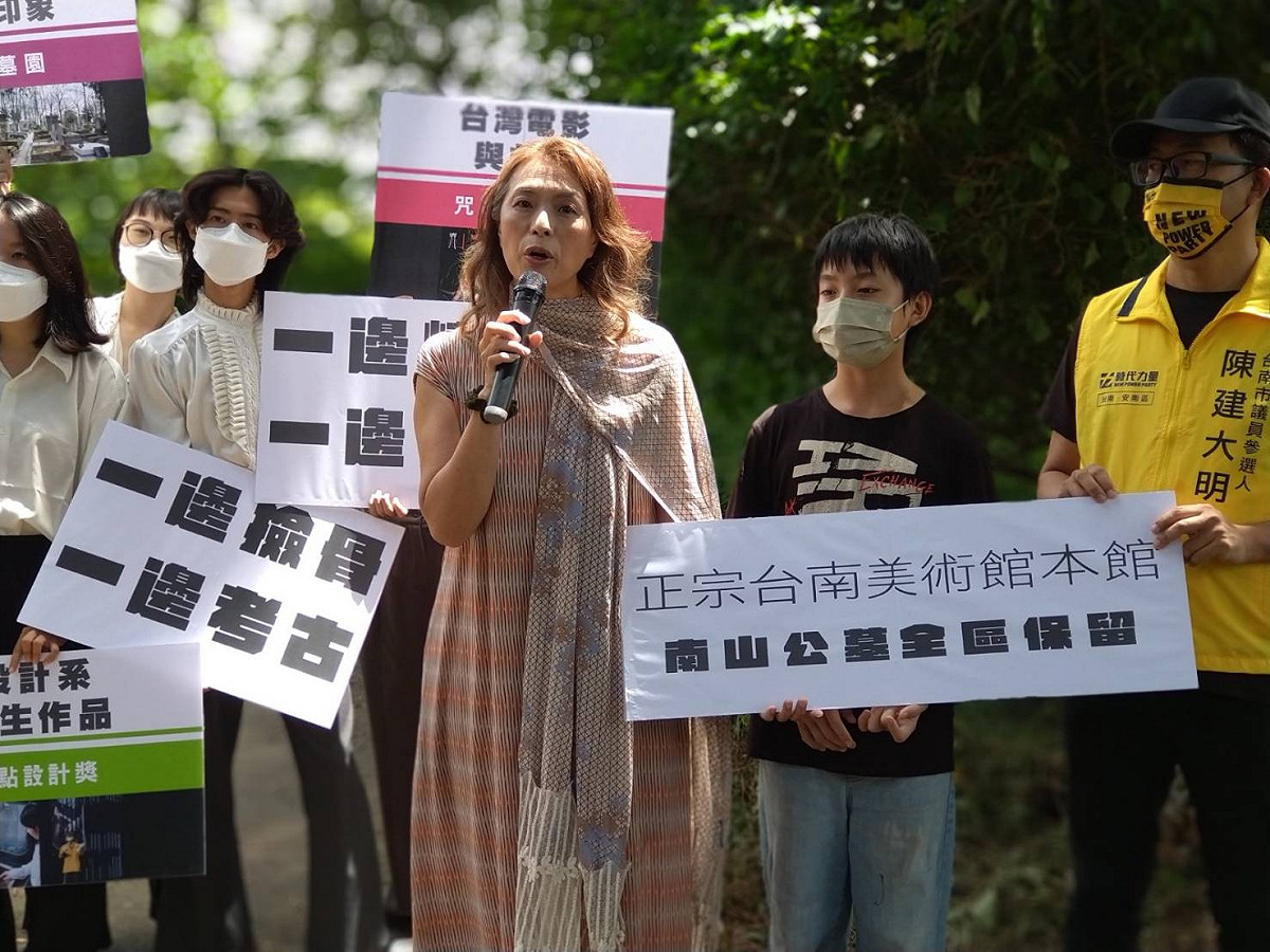 台南市228受難者遺族、商滿生紀念館執行長商毓芳在南山公墓商府墓園宣布參選台南市長，提出保留南山公墓做為「台南美術館本館」及停建南市紅線捷運等政見， 圖：黃博郎／攝