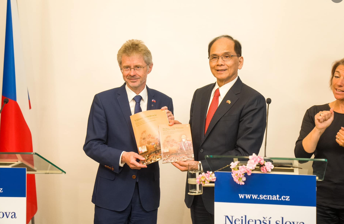 游錫堃(圖右)受捷克參議院議長韋德齊（Miloš Vystrčil）邀請，率團出訪捷克。 圖：游錫堃臉書