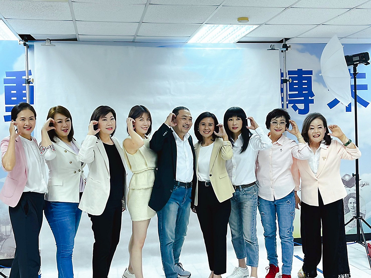 了使競選活動呈現團隊的整體感覺，競辦將提供一條龍的設計與服務，從識別系統、色調、口號等資料會全數備妥，再進行現場的定裝照拍攝。 圖：國民黨新北市黨部提供