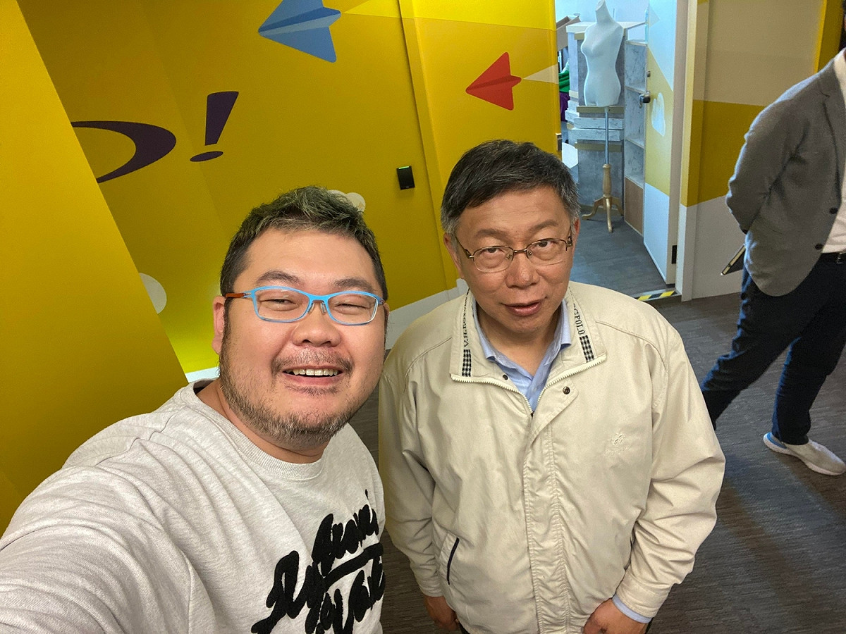 柯文哲曾說過「蔡英文總統旁邊的每一個都貪污」，四叉貓狠酸「都不用具體說明好棒棒。」 圖：翻攝劉宇（四叉貓）臉書