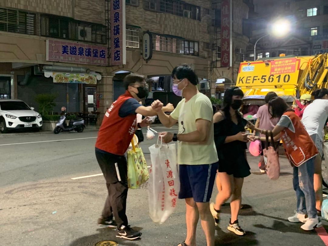 台灣基進黨高雄市議員參選人張博洋（左）因失言被解除職務，表示將深刻檢討，並不放棄參加2022年底選戰。 圖：翻攝自張博洋臉書
