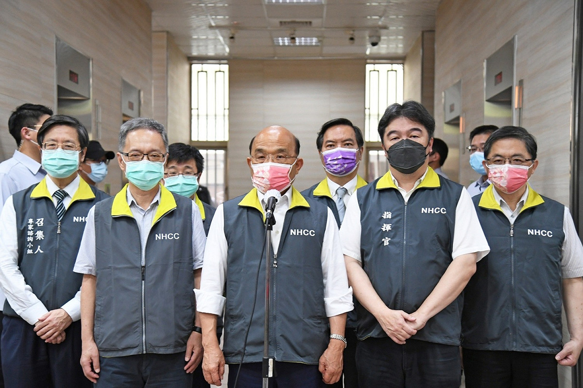 行政院長蘇貞昌今（19）日出席「嚴重特殊傳染性肺炎中央流行疫情指揮中心」擴大防疫會議前受訪。 圖：行政院提供
