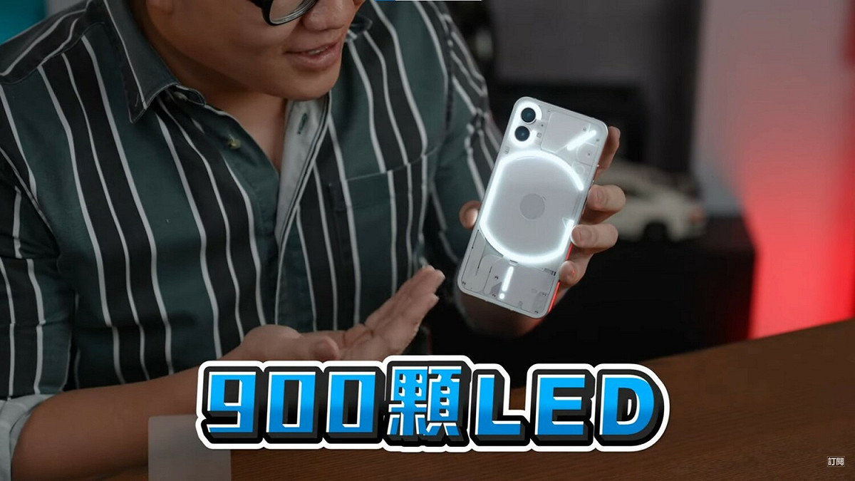 Nothing Phone (1)最大特色在於超酷炫的背蓋設計，由900顆LED燈組成，帶來獨有燈光效果，可用於識別來電者身份、提示應用通知等等。 圖：翻攝自Joeman頻道